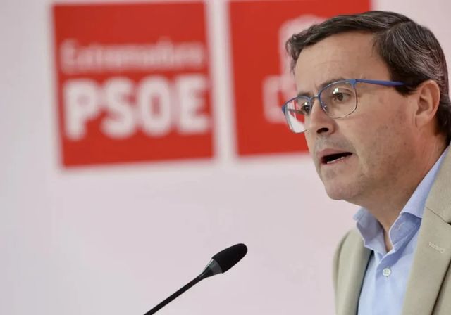 La jueza acusa al líder del PSOE extremeño de «fraude de ley» y eleva su caso al TSJ tras su aforamiento