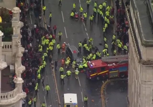 Un coche atropella a varios peatones en Liverpool durante el desfile por la victoria del Liverpool