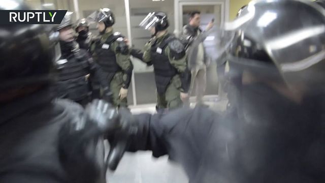 ​​VIDEO Noi proteste în Serbia, în apropierea reședinței președintelui Aleksandar Vucic