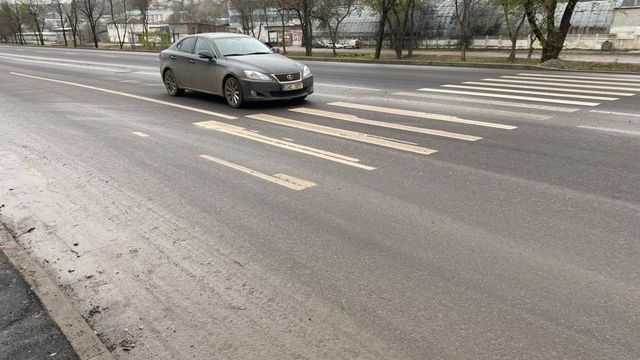 Marcajul rutier de pe strada Albișoara s-a șters pe mai multe porțiuni de drum. Primăria anunță că nu va recepționa lucrările