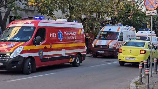 O fetiță de doi ani este în stare gravă după ce a căzut de la etajul doi al unui bloc din Constanța