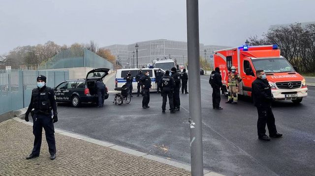 Ворота канцелярии Меркель в Берлине атакованы автомобилем с лозунгами