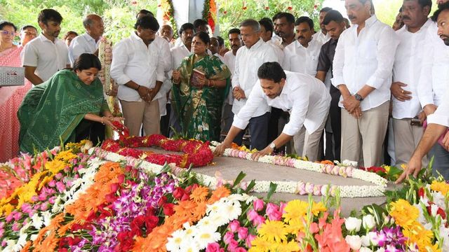 Jagan, Sharmila pay tributes to YSR on birth anniversary