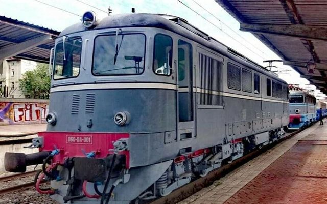 Un tren de călători a luat foc în stația Oradea Vest. Pasagerii au ieșit singuri