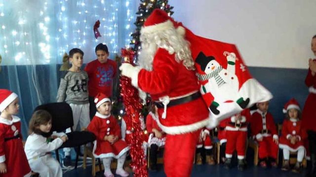 Circa 40 mii de copii de la grădinițele din capitală vor primi gratis cadouri la matineele de Crăciun