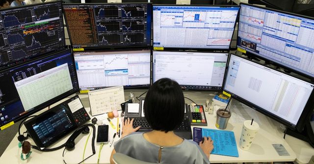 Borsa, Hong Kong e Cina aprono la settimana di slancio
