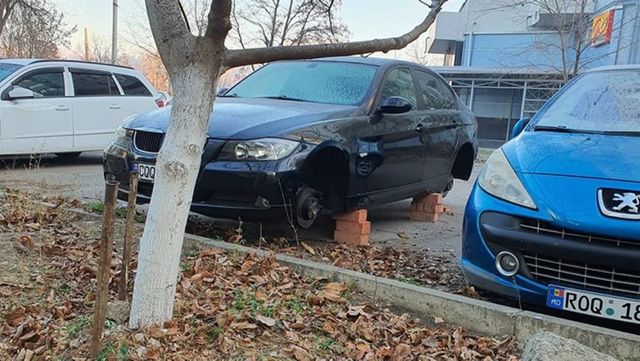 Un șofer din Capitală și-a găsit mașina fără roți
