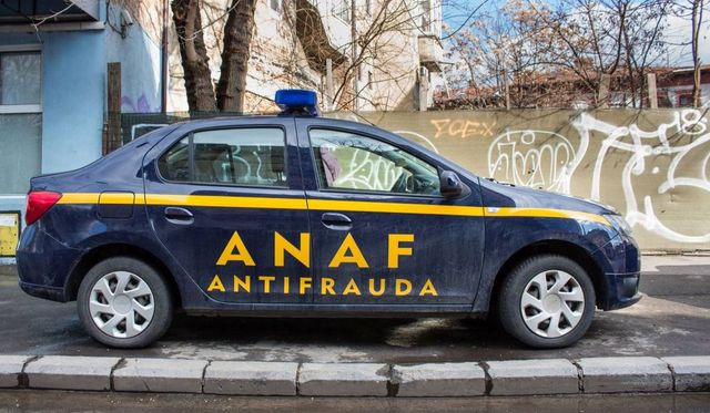 Inspector antifraudă prins în flagrant în timp ce primea mită de 3.000 de lei