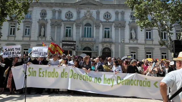 Jueces y fiscales se concentran frente al Supremo contra la 'ley Bolaños' y por «la independencia judicial»