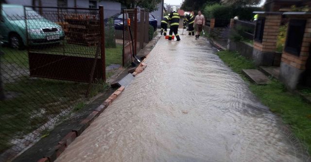 Vydatné deště zvedly hladiny řek, hrozil i třetí povodňový stupeň