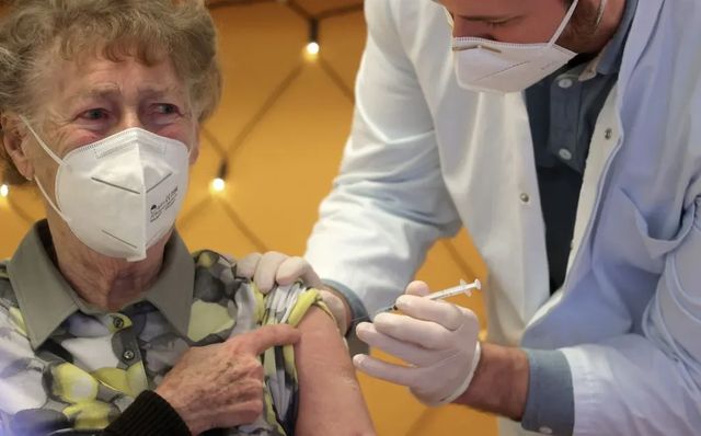 Germania ia în calcul să amâne administrarea celei de-a doua doze a vaccinului COVID, din cauza stocurilor limitate