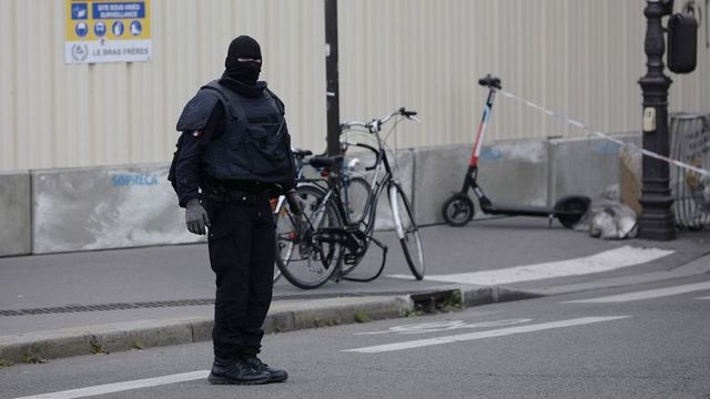 Muž u Paříže útočil nožem na kolemjdoucí, nejméně jedna oběť