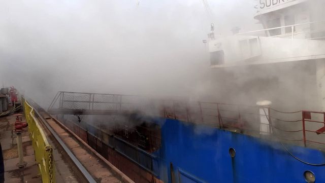 Incendiu la o navă în portul Midia Năvodari, cu degajare mare de fum