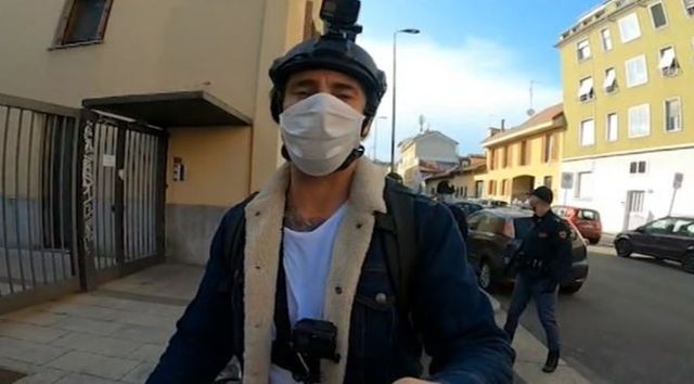 Milano, l'inviato di Striscia Vittorio Brumotti aggredito mentre filma lo spaccio di droga
