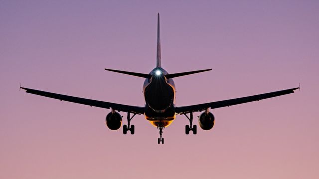 Самолет, прилетевший из Минска в Москву, после посадки задел стоящий лайнер