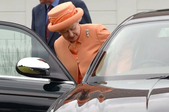 Regina Angliei renunță să mai conducă mașina pe drumurile publice