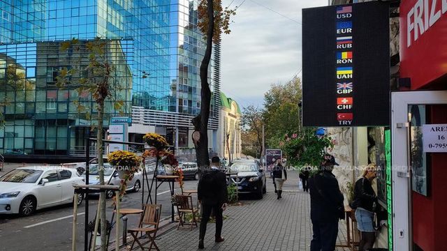 Euro și dolarul se ieftinesc