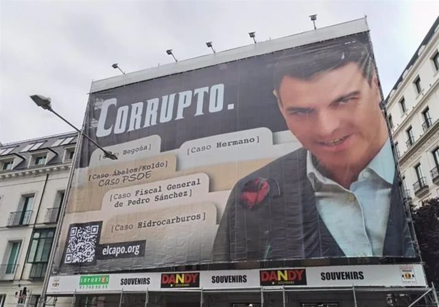 Un juez ordena retirar la lona gigante que acusaba a Sánchez de «corrupto» frente al Congreso
