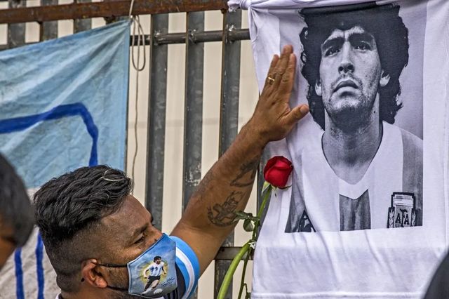 Trupul lui Diego Maradona, conservat. Șase persoane solicită test de paternitate