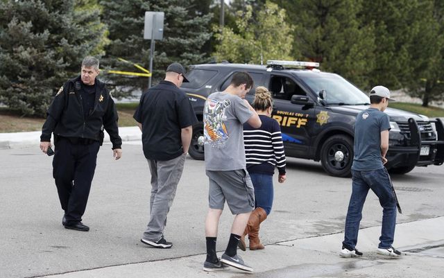 Atac armat în Colorado. Doi elevi au deschis focul într-o școală