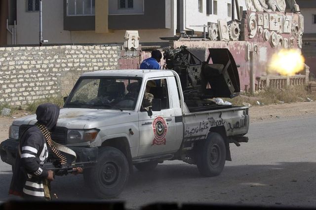 Raid aerei di Haftar su Tripoli e dintorni