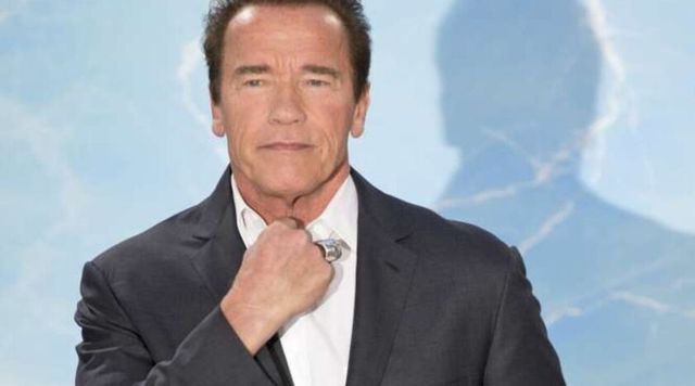 Arnold Schwarzenegger fermato per un orologio di lusso non dichiarato