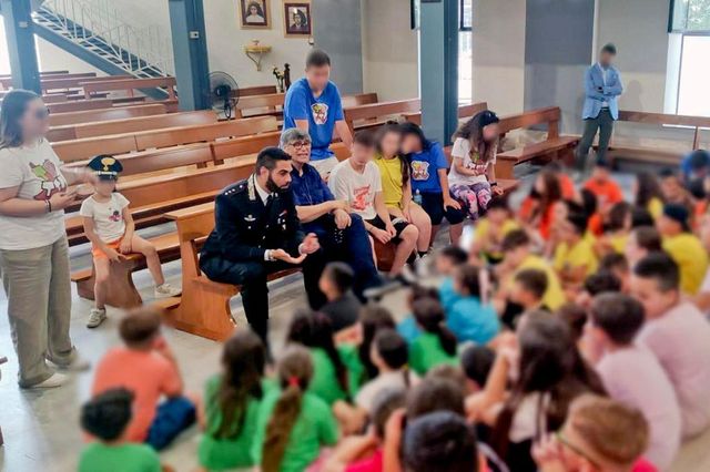 Napoli, bimbo ringrazia carabiniere: “Hai arrestato papà, bravo”