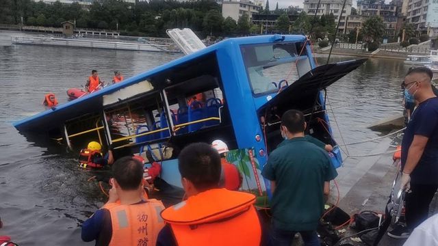 Víztárolóba zuhant egy busz Kínában, 21 halott – videó