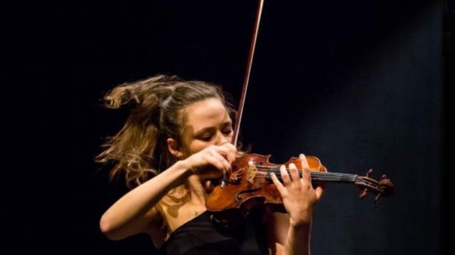 Violonista, Alexandra Conunova riscă să se aleagă cu un dosar penal, după ce a fost depistată cu vioara Stradivarius în bagaj