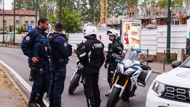 Rendőrök közé hajtott egy autós Párizsban