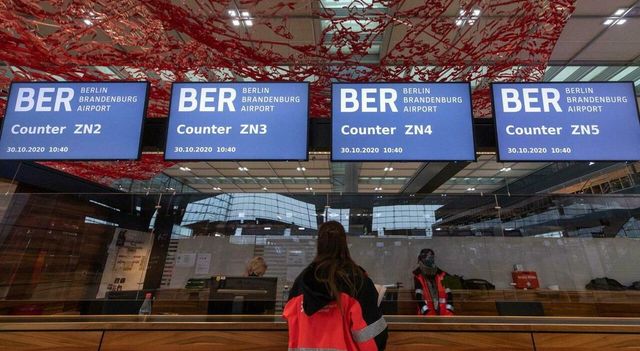 Allarme droni a Berlino, voli sospesi per due ore