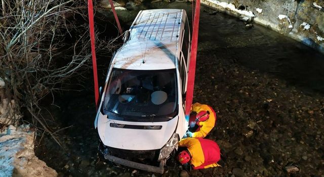 Aosta, pulmino con turisti precipita in un torrente: morto il conducente, feriti tre passeggeri