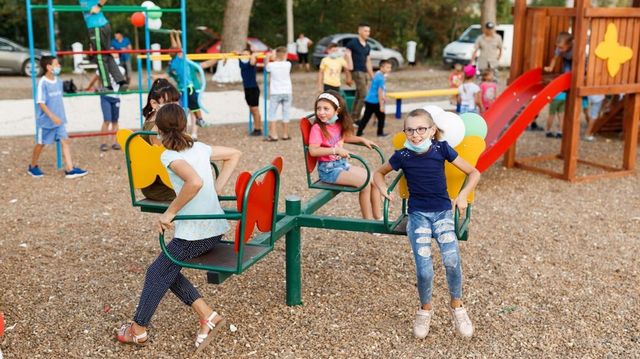 Sărbătoare pentru copii. În două localități din raioanele Șoldănești și Glodeni au fost amenajate terenuri de joacă moderne