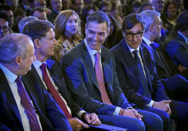 La empresa catalana fía al impacto político de la opa el veto del Gobierno a la fusión