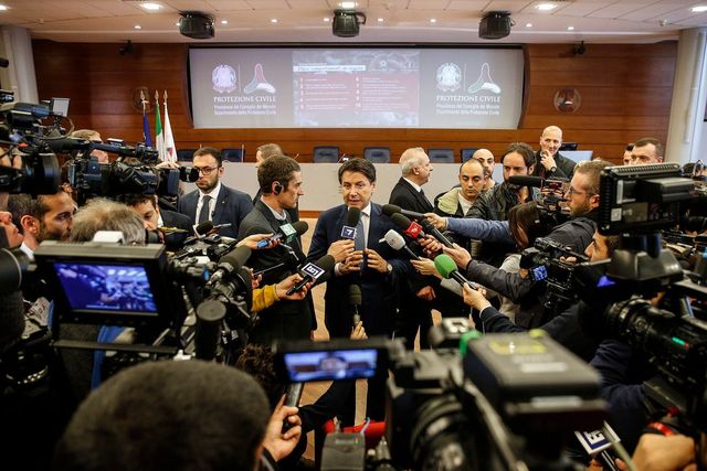 Az olasz kormányfő szerint meg kell fékezni a pánikot