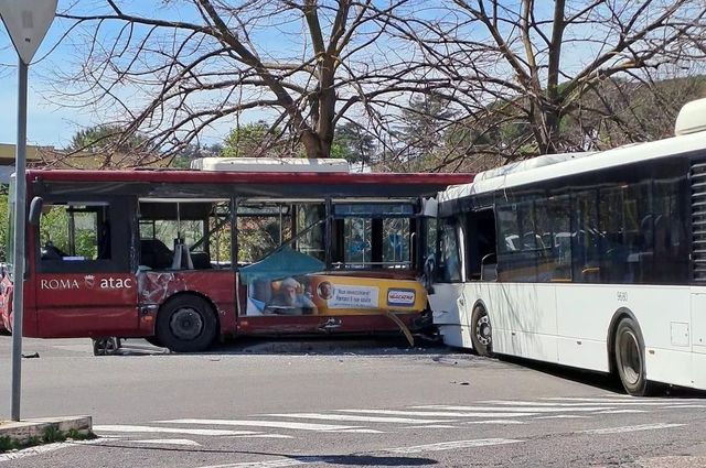 Incidente tra due autobus a Roma, ci sono alcuni feriti