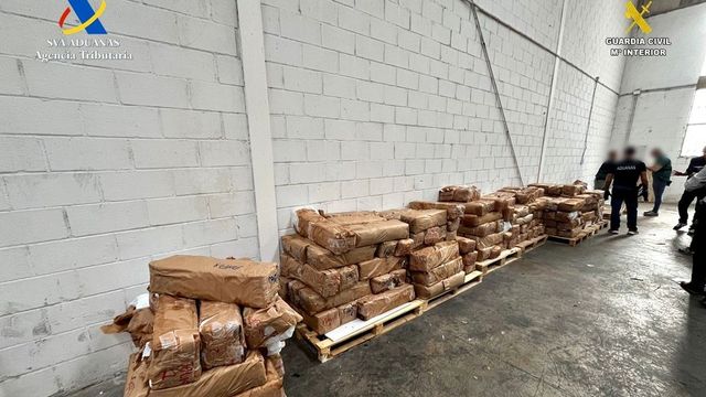Intervenidas en Granada 3,2 toneladas de hachís ocultas entre cartones reciclados