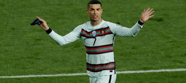 Câți bani s-a încasat pe banderola aruncată pe jos de Cristiano Ronaldo