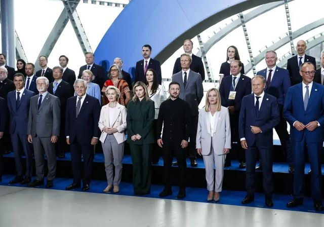 Zelenski logra 10.000 millones para la reconstrucción de Ucrania