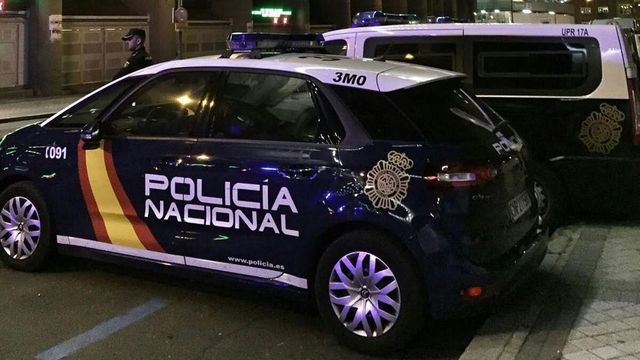 Detienen a una mujer por apuñalar a una joven en el Paseo del Prado de Madrid