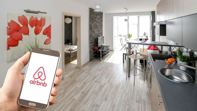Justitia europeana decide daca Airbnb este serviciu online sau agentie imobiliara