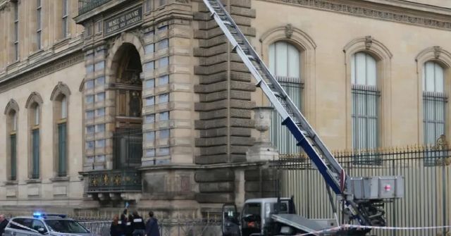 Francouzská policie zatkla pět dalších lidí v souvislosti s loupeží v Louvru