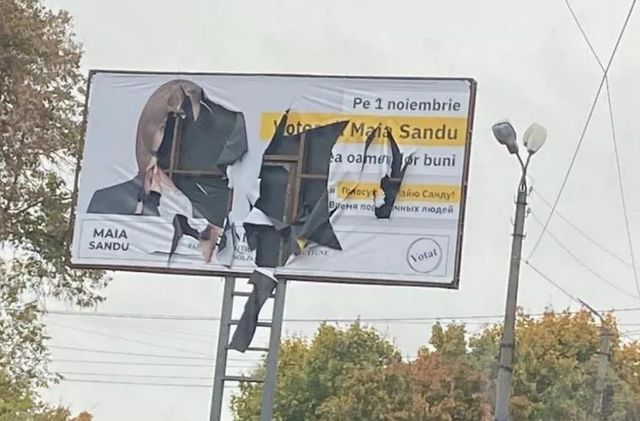 Un panou electoral al Maiei Sandu, vandalizat la Ocnița