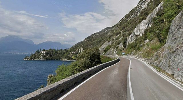 Ragazzi fingono di gettarsi sotto le auto, travolto un ventisettenne