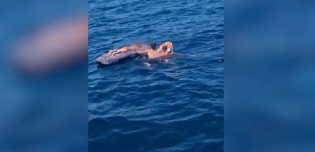 Bimbo di 5 anni e nonna trascinati al largo con il materassino