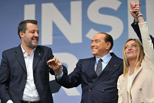 Elezioni, il centrodestra chiude la campagna elettorale con Berlusconi, Meloni e Salvini: la diretta da Piazza del Popolo
