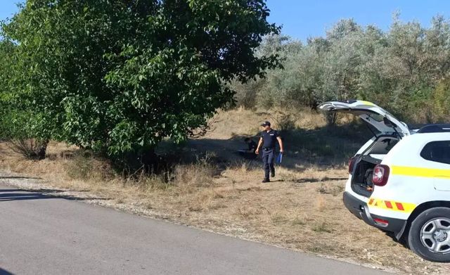 Un minor a decedat după ce s-a izbit cu motocicleta de un copac, la Hîncești