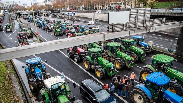 Utakat torlaszoltak el a gazdák Franciaországban