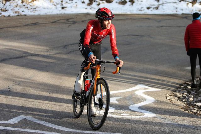 Paura al Giro di Svizzera, Gino Mäder in gravi condizioni dopo la caduta in un burrone
