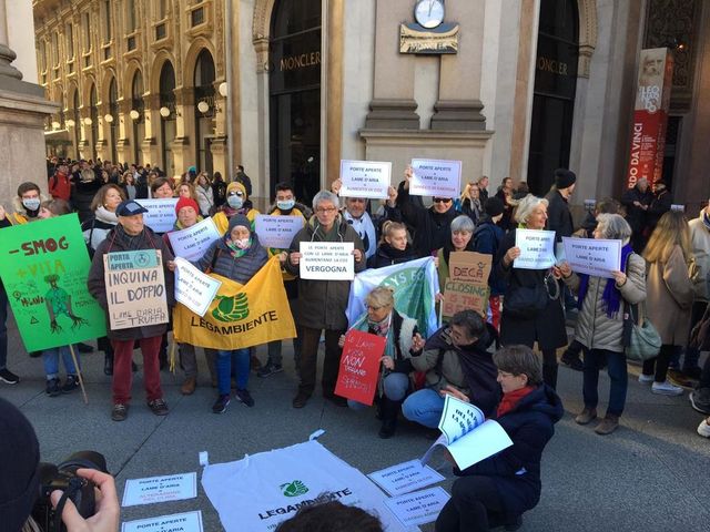 Smog, a Milano flashmob degli ambientalisti per protestare contro le porte aperte dei negozi